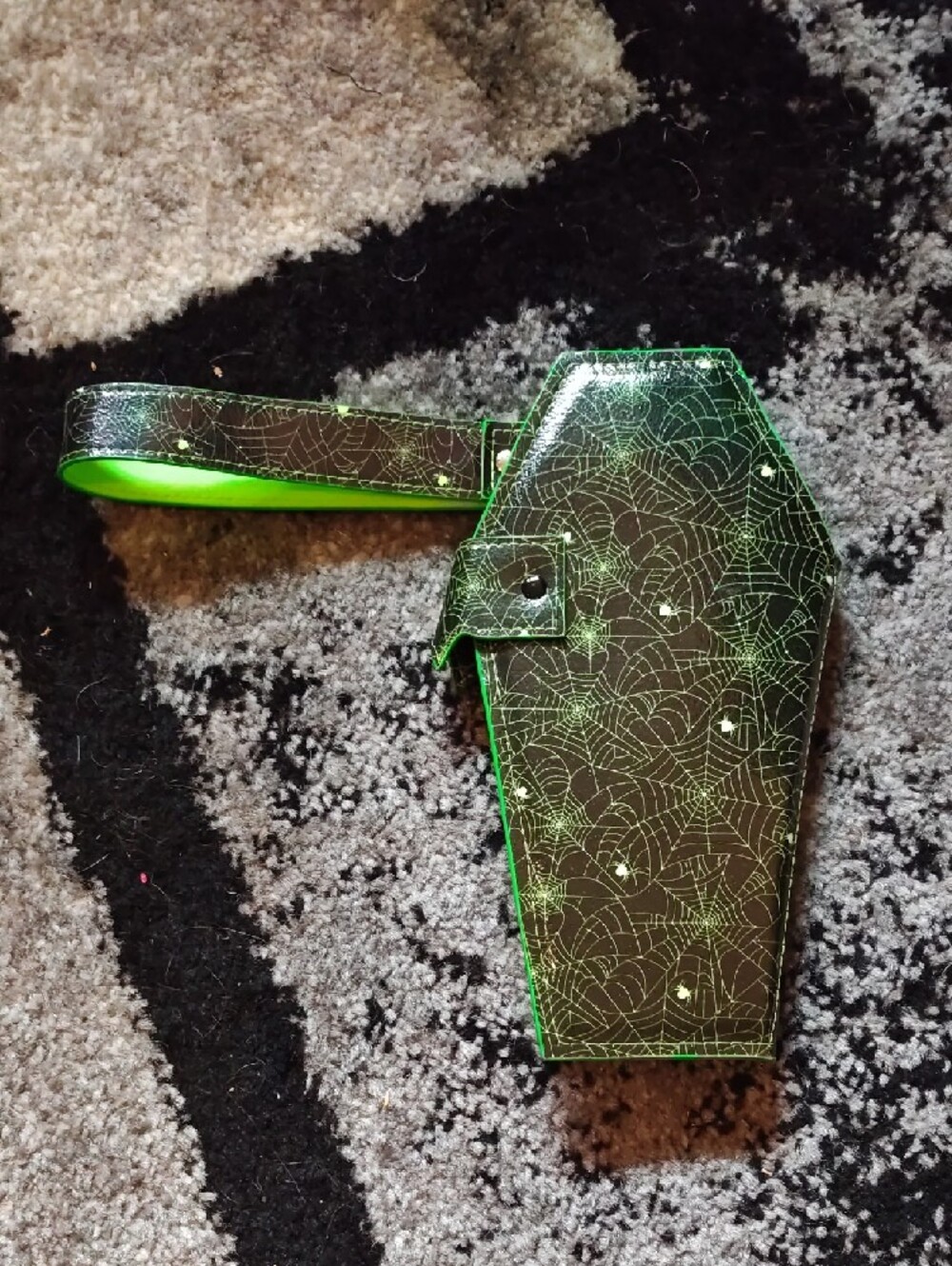Green Spiderweb Coffin Wristlet Clutch - Picture 2 of 3